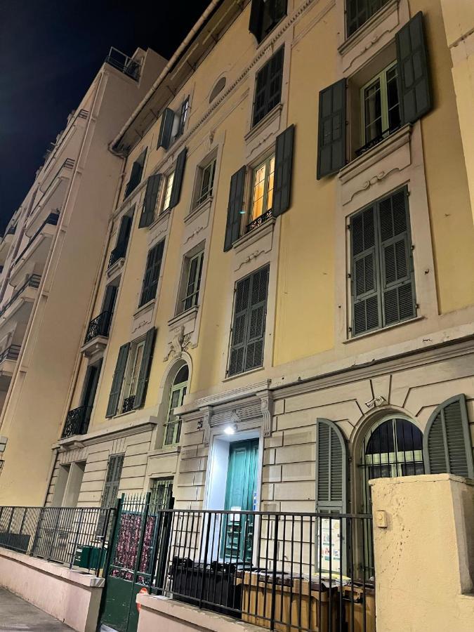 A Deux Pas De La